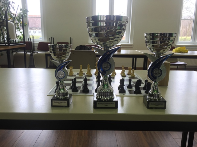 Die Pokale für die drei besten Teams